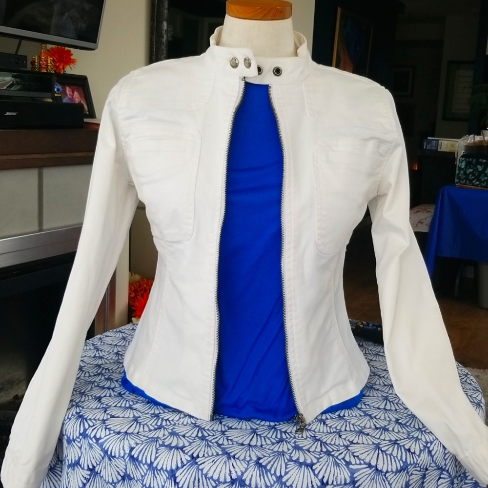 White jean jacket. Size small. Fitted blazer with stretch. Jacob - Picture 3 of 7